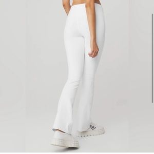 Alo Yoga Airbrush 7/8 bootcut legging in white